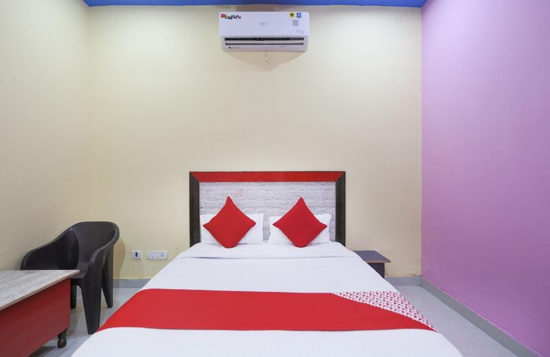 OYO 75125 Hotel Pari