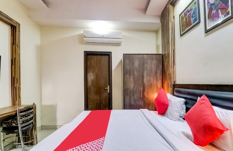 OYO 77865 Hotel 555