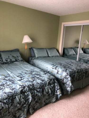 2 bedroom jacuzzi 6 guests Radium Hot Springs Copper Horn Towne