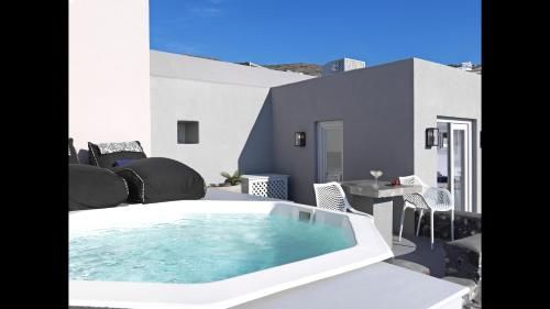 Executive Villa with Private Indoor or Outdoor Plunge-pool 2 Guests