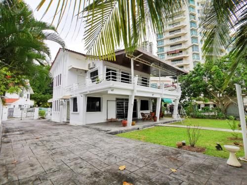 Little Heaven by Sky Hive, A Beach Front Bungalow