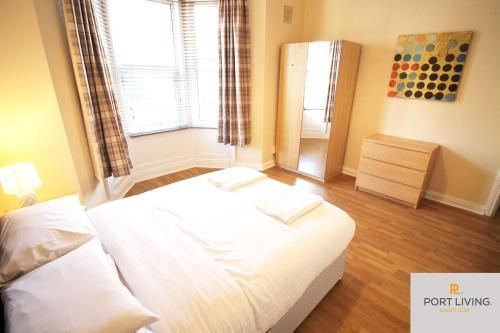---PORT LIVING--- NEWCASTLE CITY - JESMOND - APARTMENT- 3 BEDS - 3 BATHS - 1-6 Guests