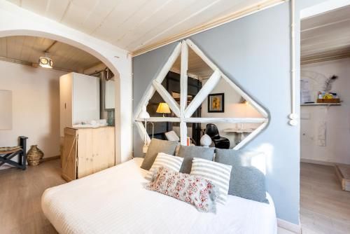 Bright Historical Apartment by GuestReady