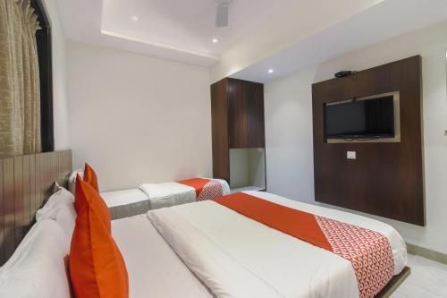 OYO 75540 Hotel Flora Suites