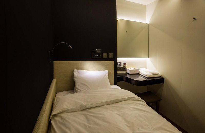 DarakHyu Incheon Airport Capsule Hotel Terminal 1 by Walkerhill