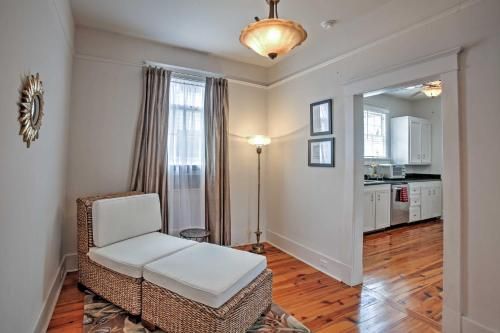 Traditional New Orleans Apt with Porch in River Bend