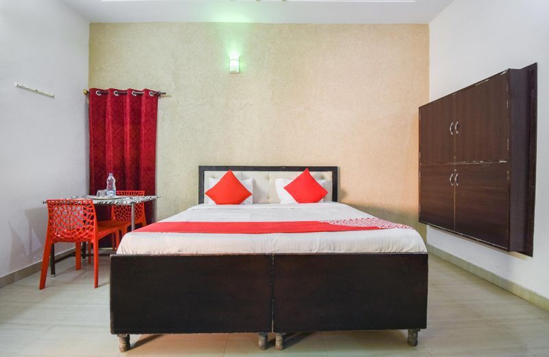 Vaccinated Staff - OYO 74203 SBS Royal Stays