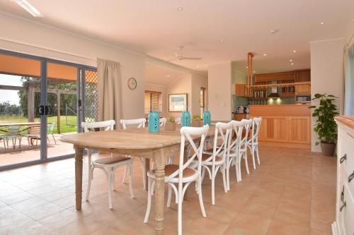 James Estate Guesthouse, walk to cellar door, renovated central Hermitage Road