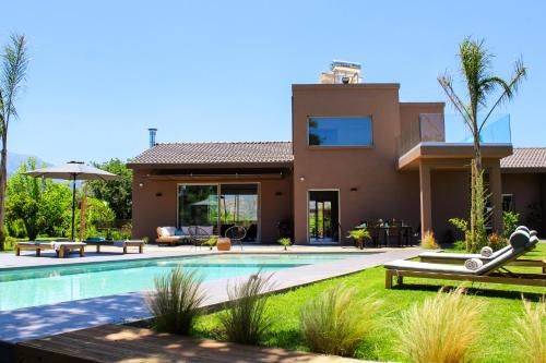 Villa Fuerte Chania, Heated Pool, Children Playroom, Infinite Yard, 18 Guests