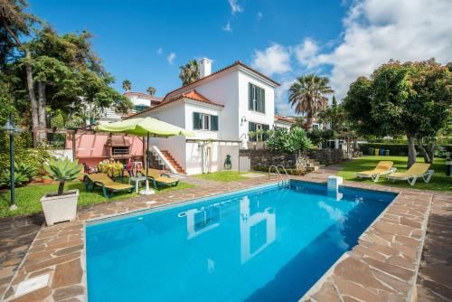 Quality Villa - very private with Pool + Garden + BBQ + WiFi + Pubs 5 min walk