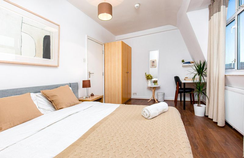 SIDNEY STREET - DELUXE GUEST ROOM 7