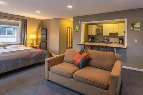 Banff Boundary Lodge - Mountain View Studio