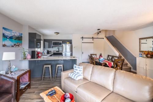 Banff Boundary Lodge - Mountain View 2 Bedroom Suite and Studio