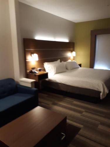 Holiday Inn Expess & Suites