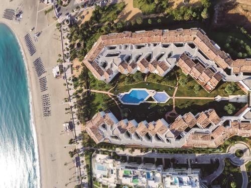 VACATION MARBELLA I Beachfront Quiet Apt with Private Beach Access, A minute walk from Puerto Banus