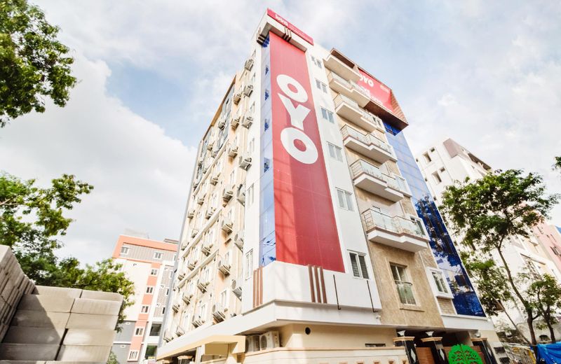 Vaccinated Staff- OYO FLAGSHIP 74389 HOTEL R R LIVING