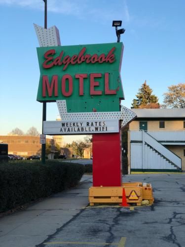 EDGEBROOK MOTEL