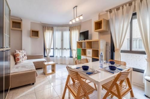 Flatguest Secretario Artiles + City Center + Cozy + Beach