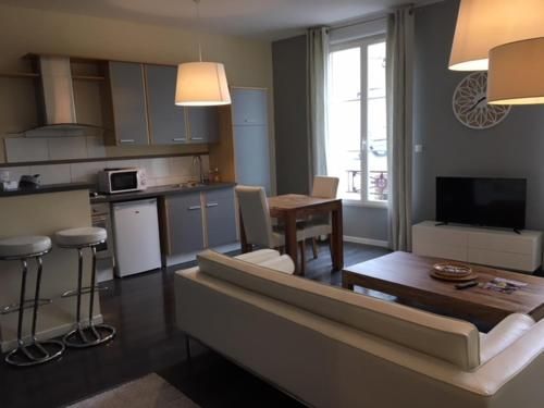 Meuble d'affaires place Dupleix