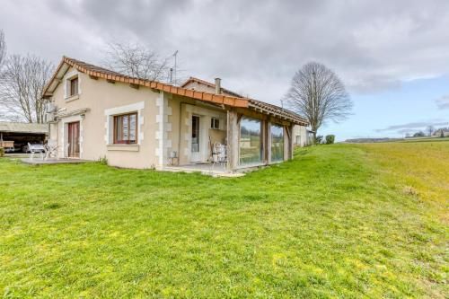 House with 2 bedrooms in Scorbe Clairvaux with furnished garden and WiFi