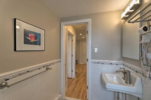 Bright and Airy Apartment with Balcony about 20 Mi to NYC!