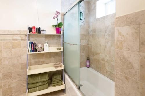 Pvt Studio with Full Bath & Sauna. 24/7 self check-in.