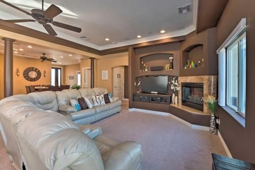 Ideally Located Bullhead City Townhome with Balcony!