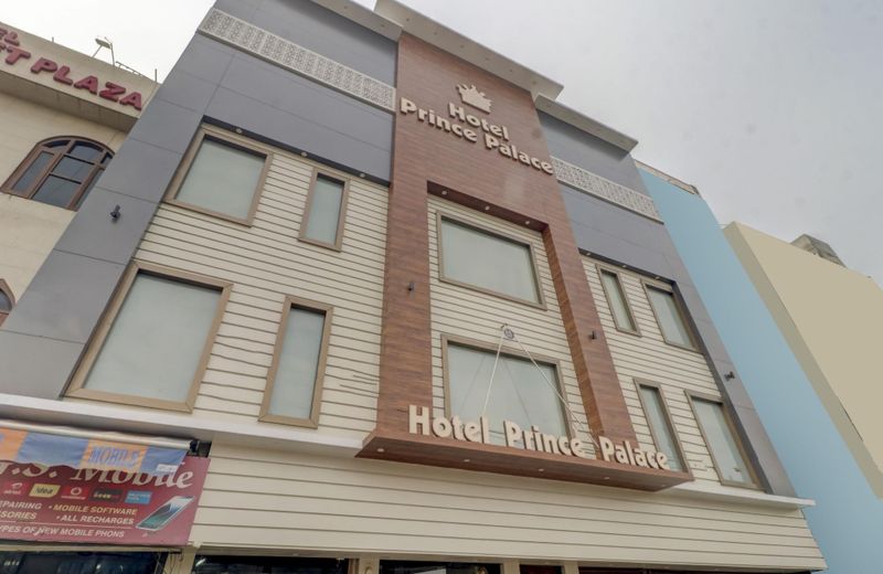 OYO 77454 Hotel Prince Palace