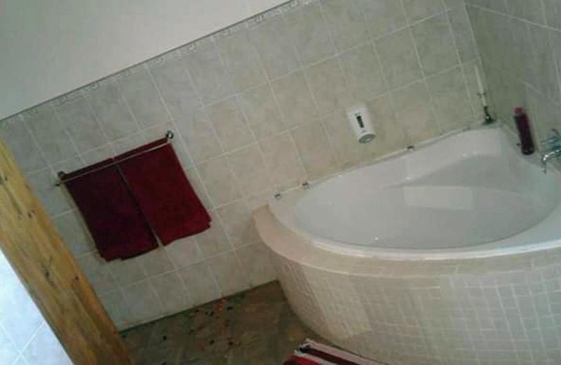 D & H Guesthouse Deluxe Suite 6 Bath & Shower
