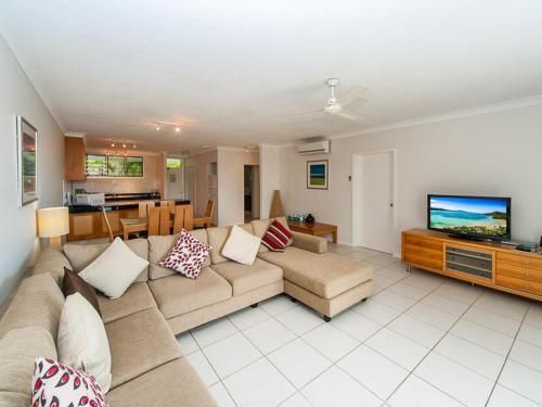 Lagoon Beachfront Lodge 003 on Hamilton Island by HamoRent