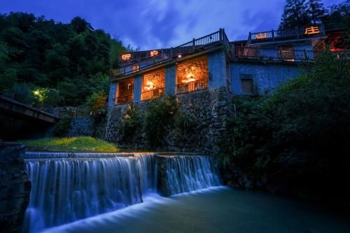 Nanjin Earthen Listen Spring Villa