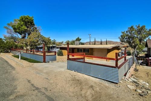 5Mi to NTL Park from Joshua Tree Home with Patio
