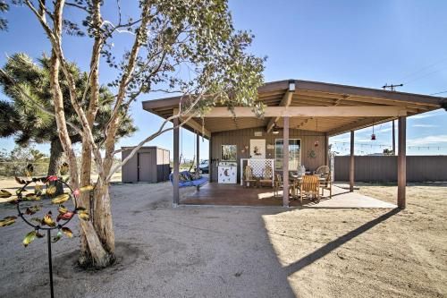 Cozy Cabin with Hot Tub, Fire Pit, BBQs and Hammocks!