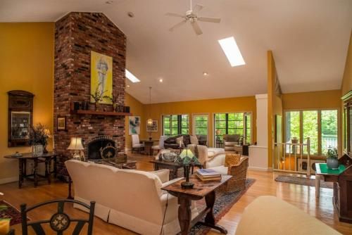 Ticoa Lake House
