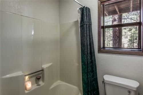 Double Shot Cabin, 2 Bedrooms, Sleeps 4, Deck, WiFi