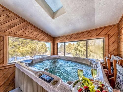 Alto Oso, 3 Bedrooms, Lush Forest View, Deck, Spa, Hot Tub, Sleeps 6
