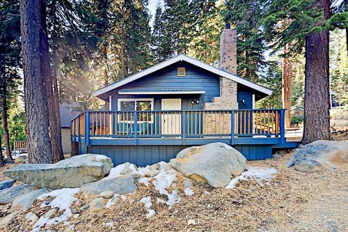 Charming Lake Tahoe Cabin - Deck & Gas Fireplace home