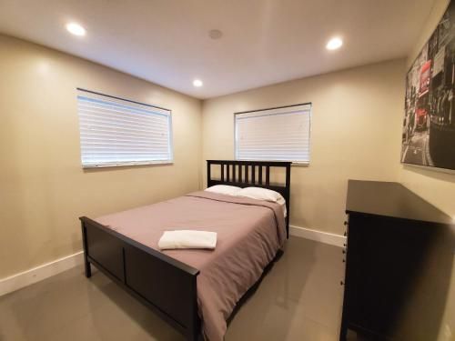 Lakefront Vacation Home - Sleeps 8