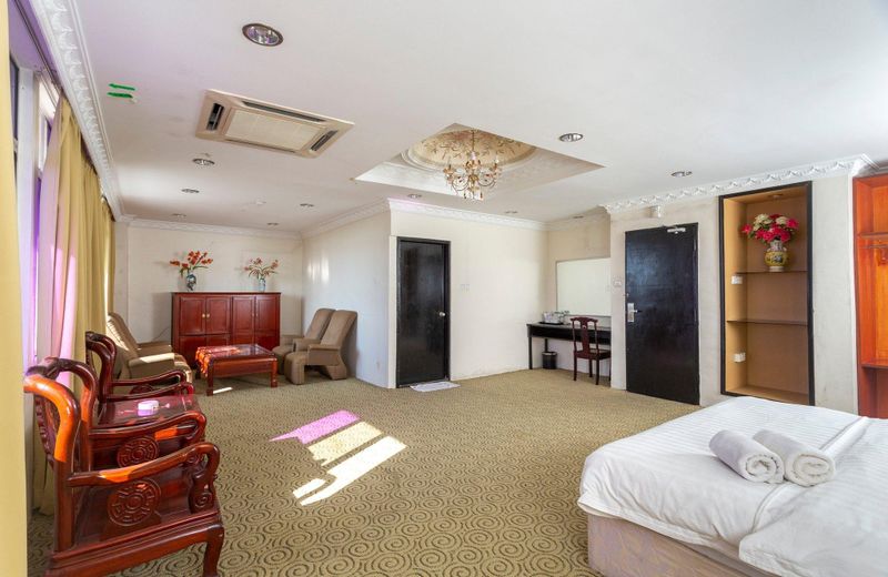 OYO 89619 De Choice Hotel