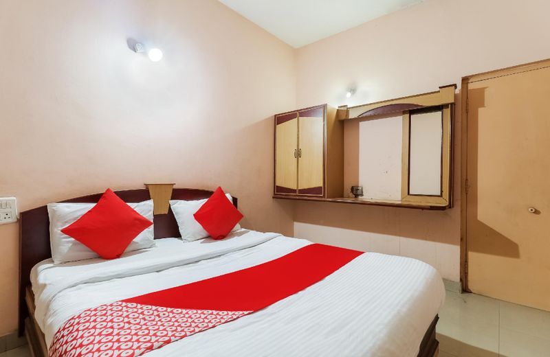 OYO 75726 Hotel Gowri Lodge