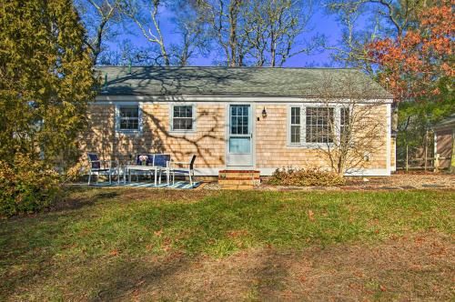Charming Cape Cottage with Patio 4 Mi to Beach