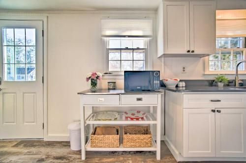 Charming Cape Cottage with Patio 4 Mi to Beach