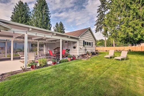 Charming Updated Retreat Walk to Lake Stevens!