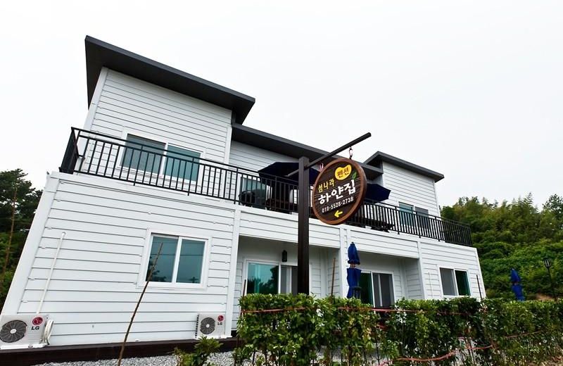 Namhae Seomnara Hayanjip Pension