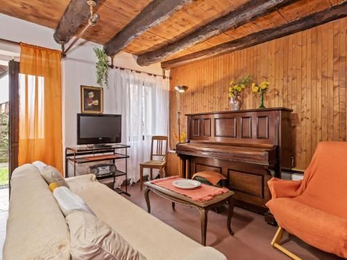 Lovely Holiday Home in Montaner with Patio