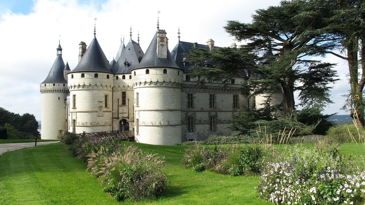 Mobile homes at the Domaine de Dugny campsite, in the Loire Valley