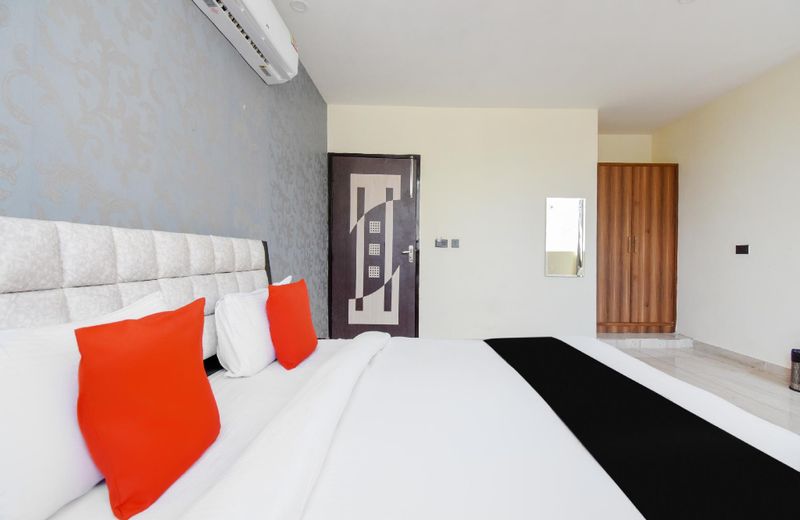 FabHotel Mubarak Plaza