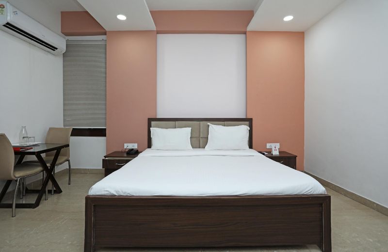 SPOT ON 73932 Rajlaxmi Hotel& Faimly Restaurant