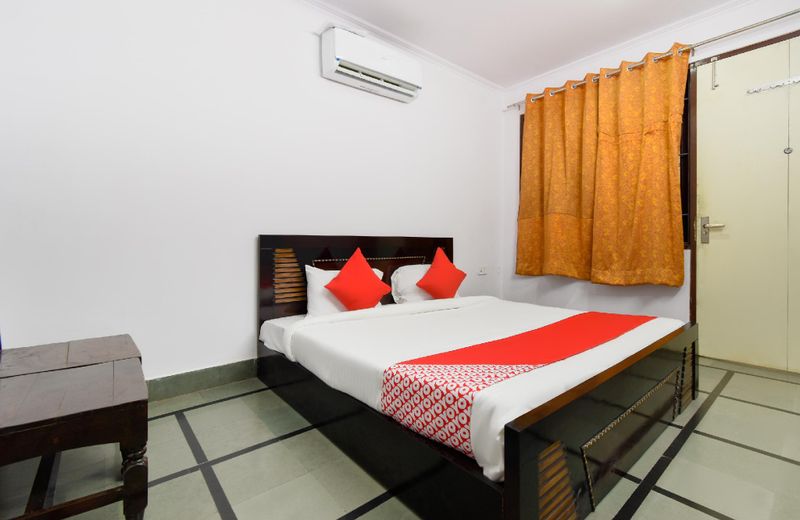 OYO Flagship 73042 Heaven Inn Guest House