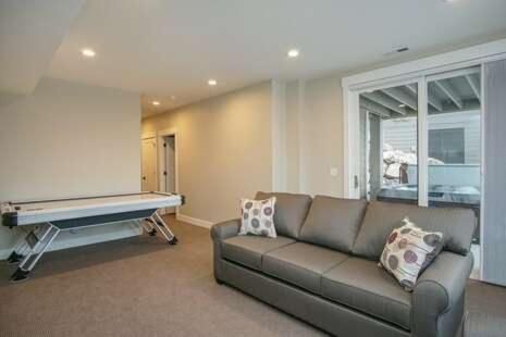 Private Hot Tub, Pickle Ball Courts, Clean, Luxury, Fire Place, Discounted Ski Tickets, Ew 24